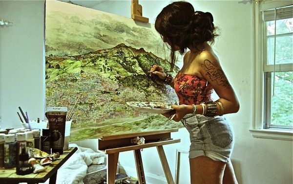 Художника рисующая девушек Художника рисующая девушек